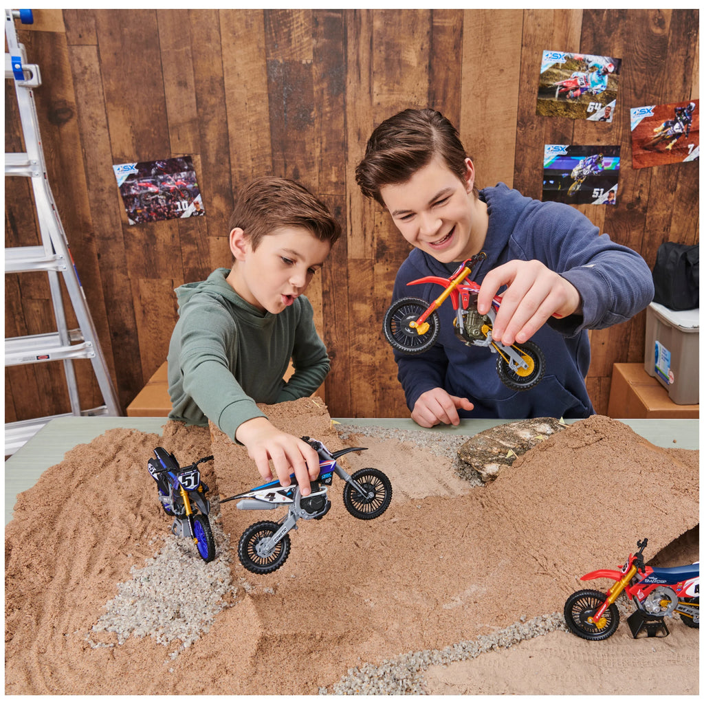 Supercross; Authentic Justin Brayton 1:10 Scale Collector Die-Cast Motorcycle Replica with Display Stand